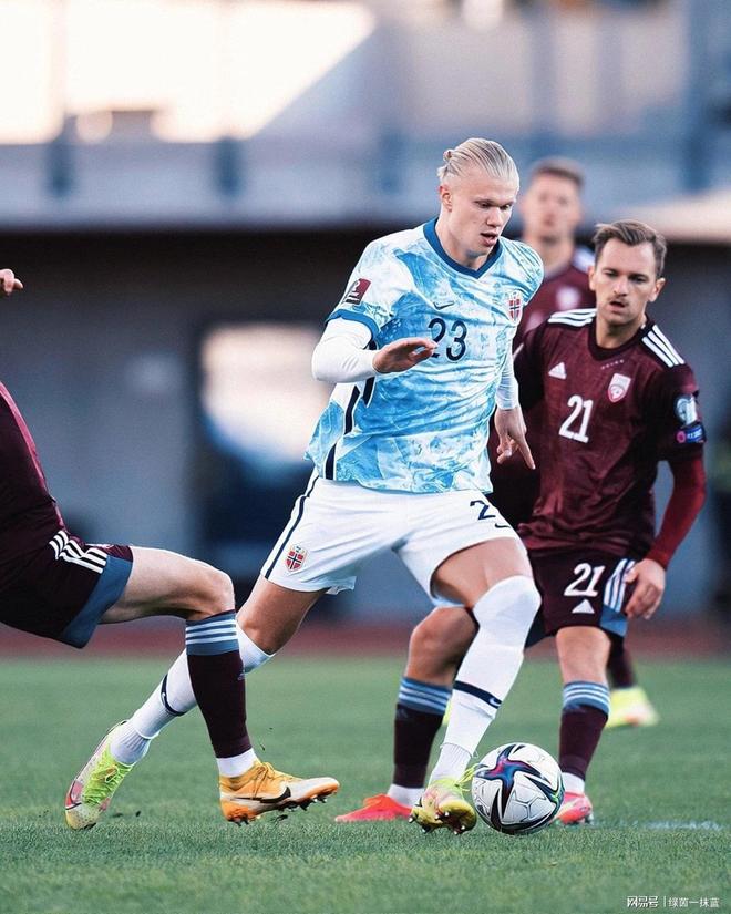 南宫28-哈兰德回归赛场，战术调整首场状态亮眼，公牛观众沸腾！的简单介绍