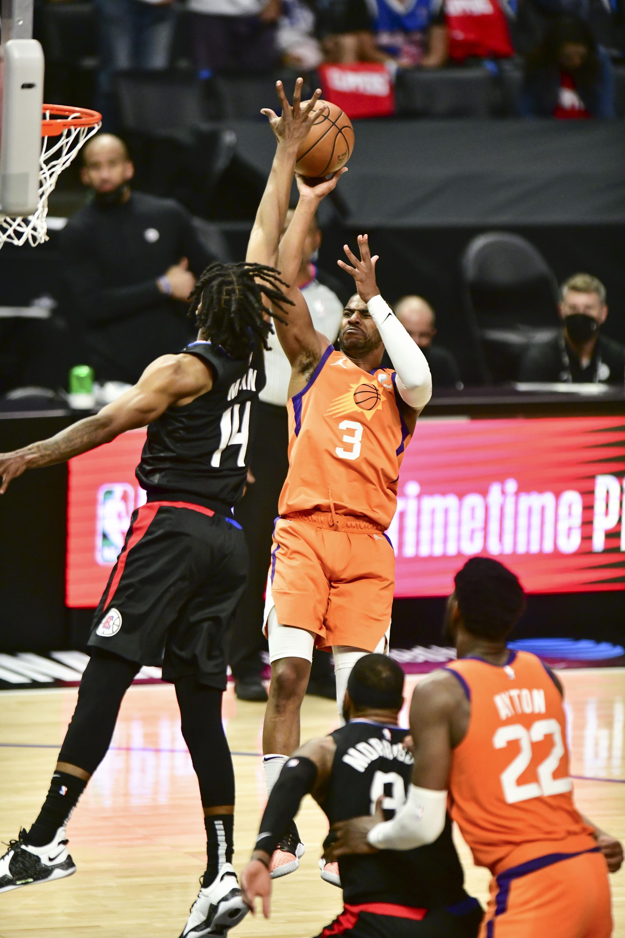 南宫28-包含德罗巴在快船比赛中关键助攻，回归赛场引发热议！的词条