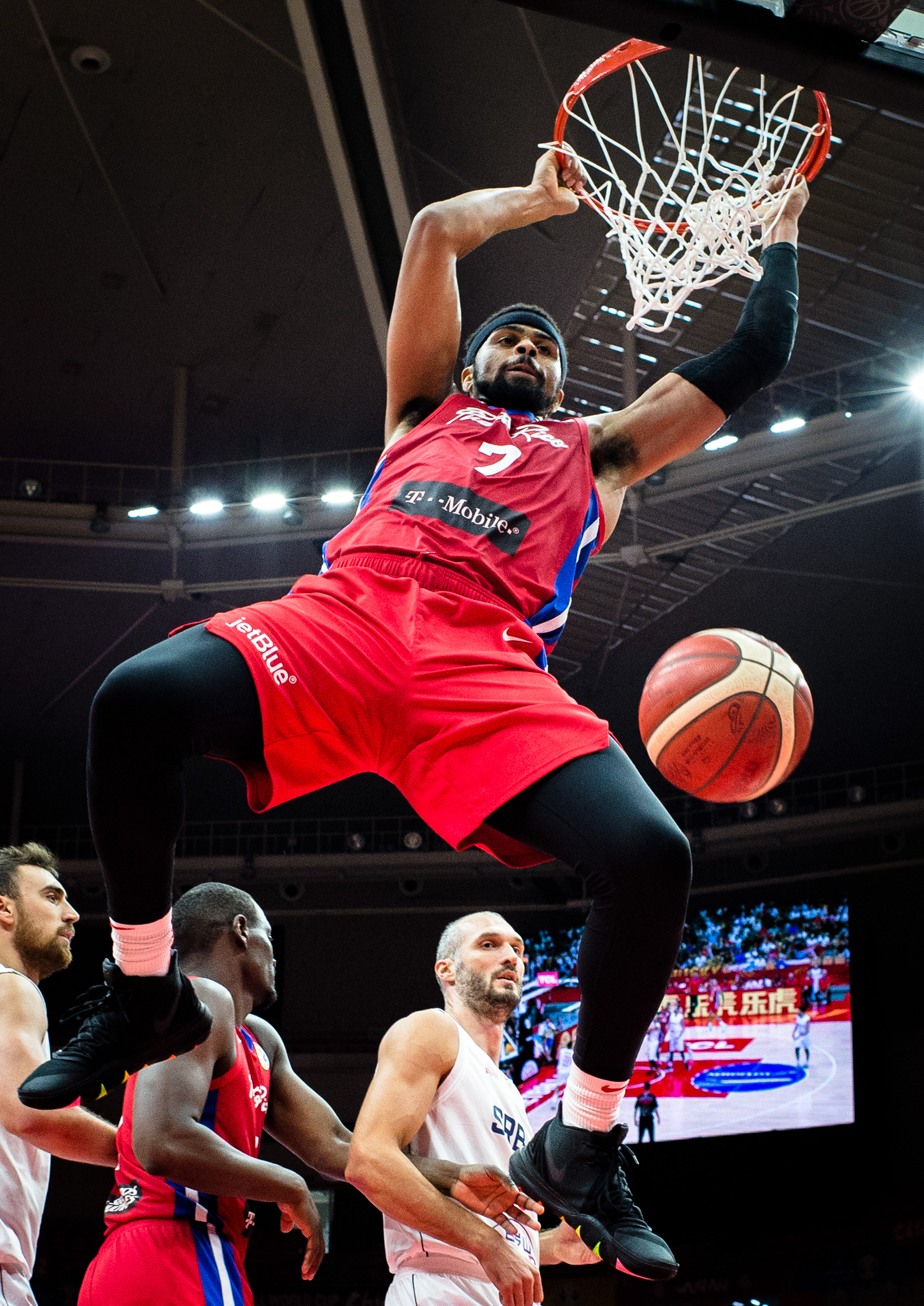 南宫28-Uzi在塞尔维亚队比赛中突破纪录，大胜引发热议！的简单介绍